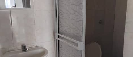 Regadera, toallas, jabón, papel de baño