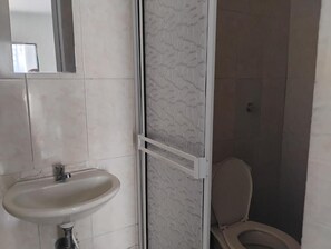 Shower, towels, soap, toilet paper - Safarihostal (CARTAGENA DE INDIAS)