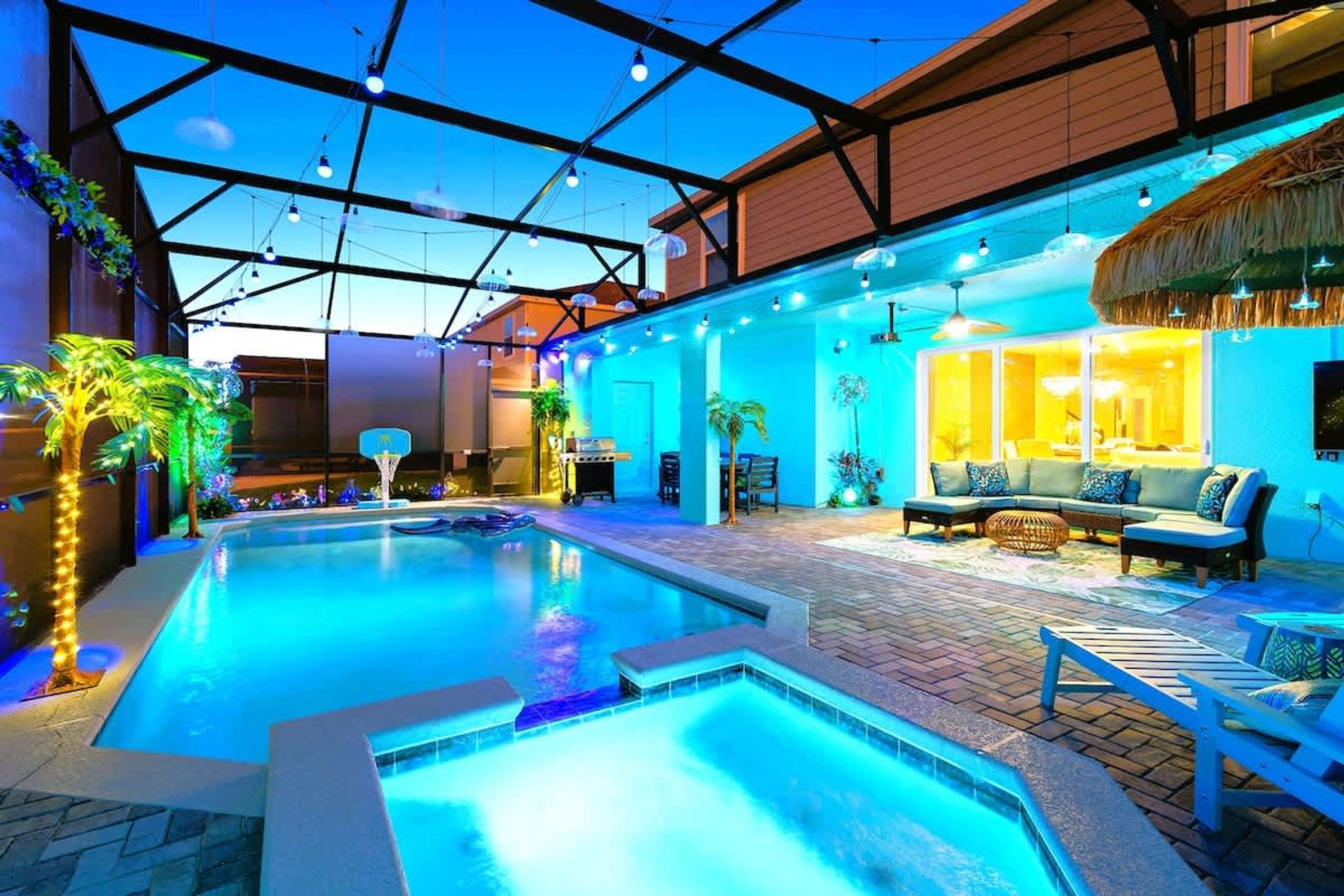Ein Poolbereich im Innenbereich mit Glasdecke, Liegebereichen und einer Bar.