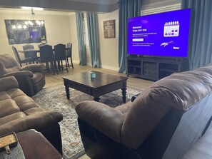Smart-TV, Kamin, Bücher