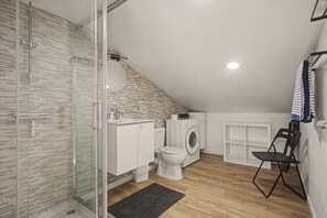 Shower, hair dryer, towels