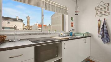 Coffee/tea maker, fridge, microwave, oven