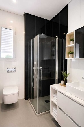 Shower, hair dryer, towels, soap - Premium Villa with Pool and Large Garden S 15 (Tunis)