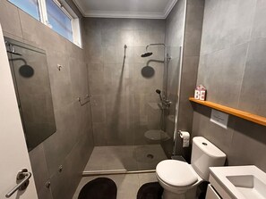 Dusche, Handtücher, Seife, Toilettenpapier