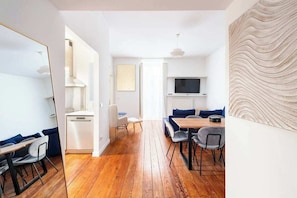 Dining - Fabulous 2-bedroom apartment with AC in vibrant Milano-Bocconi area (Milano)