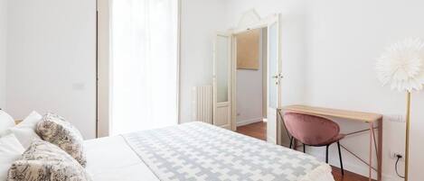 2 habitaciones, tabla de planchar con plancha, wifi y ropa de cama