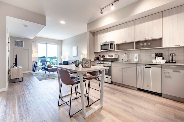 Coffee/tea maker, fridge, microwave, oven - Waterfront Luxury Living in Harbor Point (Stamford, CT)