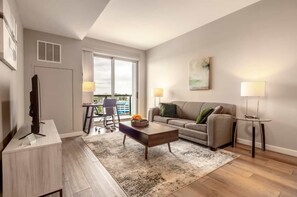 TV, offices - Waterfront Luxury Living in Harbor Point (Stamford, CT)