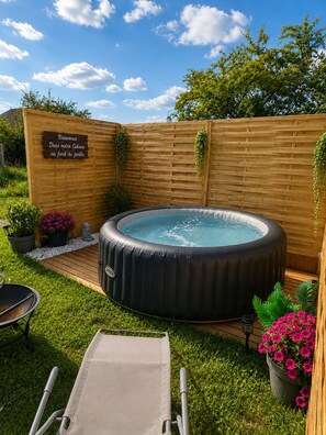 Outdoor spa tub - Vrbo Property (Rahon)