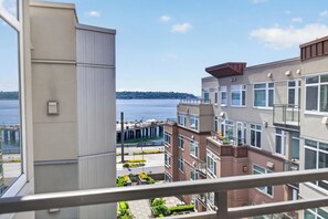 Property grounds - Welcome to Baby Mars: The Ultimate Waterfront Base (Seattle)