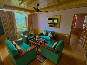 Living area - Gorgeous 2-bedroom cottage in the heart of Manali (Manali)