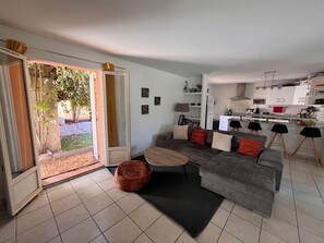 Smart TV, libri, impianto stereo, monitor per computer