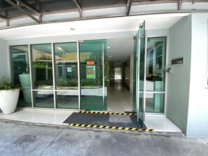 A hotel entrance with a glass door, a 'Lobby' sign, and a ramp leading inside. - Free wifi&Netflix•My Condo Sukhumvit 81, BTS Onnut (Krung Thep Maha Nakhon)