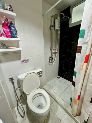 Dusche, Haartrockner, Handtücher, Seife