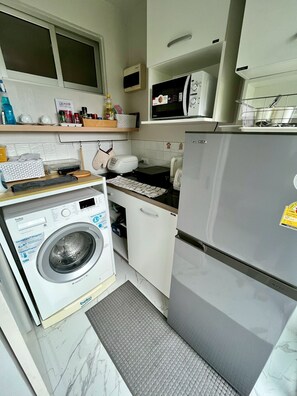 Kühlschrank, Mikrowelle, Herdplatte, Wasserkocher
