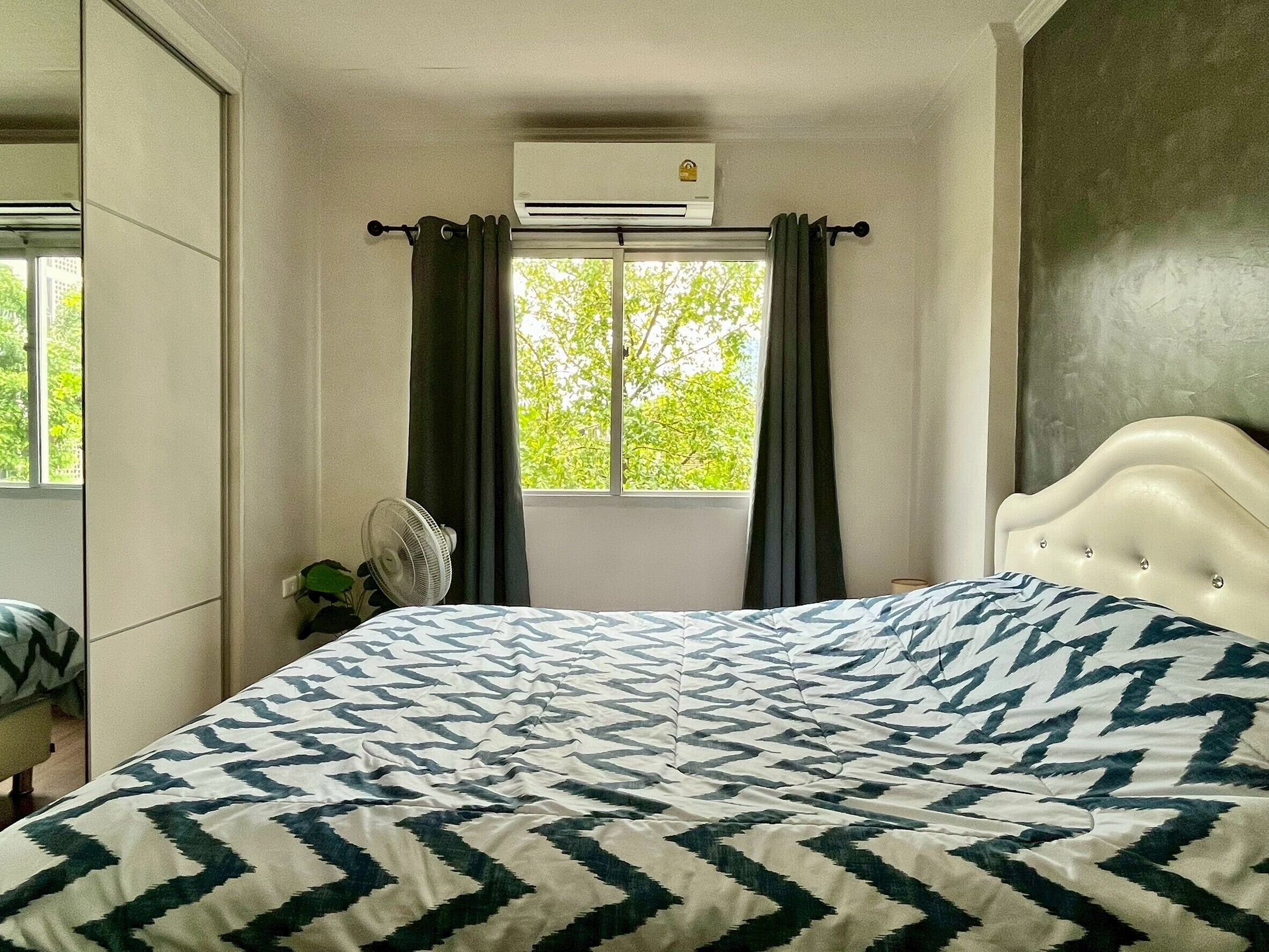 1 bedroom, in-room safe, iron/ironing board, WiFi (free)