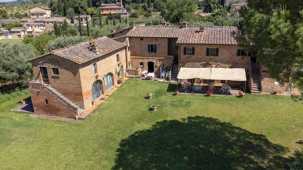 A stone villa with a courtyard, outdoor seating, and a staircase leading to the entrance. - Agriturismo Siena With Pool (Siena)