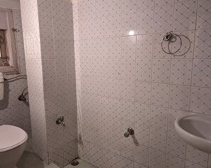 Shower, free toiletries, towels, soap - Footprint Roost (Guwahati)