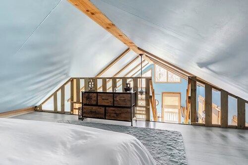 Sunny Pines Hideaway: Pet Friendly Open-Plan Loft in Pinehurst