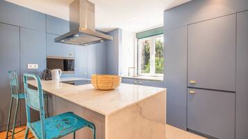 Fridge, microwave, oven, dishwasher
