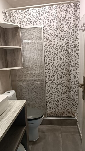 Shower, toilet paper - Ganivelles Apartment 2 - Ground Floor - Air-Conditioned - 1 Bedroom, Sleeps 2–4 - 300 m from the beach (Marseillan)