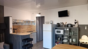 Private kitchen - Ganivelles Apartment 2 - Ground Floor - Air-Conditioned - 1 Bedroom, Sleeps 2–4 - 300 m from the beach (Marseillan)