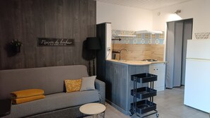 Interior - Ganivelles Apartment 2 - Ground Floor - Air-Conditioned - 1 Bedroom, Sleeps 2–4 - 300 m from the beach (Marseillan)