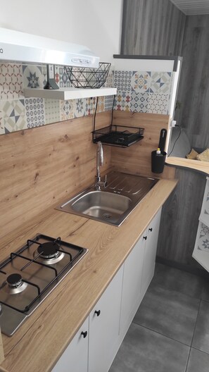 Private kitchen - Ganivelles Apartment 2 - Ground Floor - Air-Conditioned - 1 Bedroom, Sleeps 2–4 - 300 m from the beach (Marseillan)