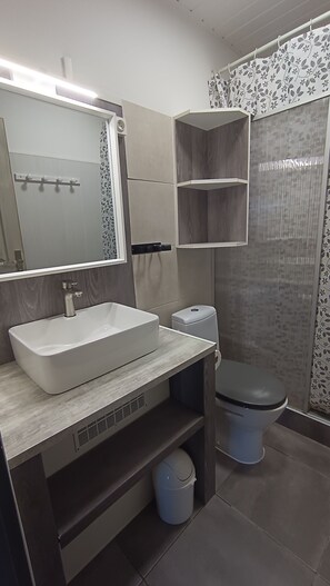 Shower, toilet paper - Ganivelles Apartment 2 - Ground Floor - Air-Conditioned - 1 Bedroom, Sleeps 2–4 - 300 m from the beach (Marseillan)