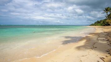 Beach nearby, sun loungers, beach towels