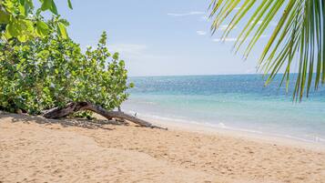 Beach nearby, sun loungers, beach towels