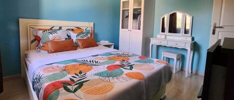 3 bedrooms, desk, iron/ironing board, free WiFi
