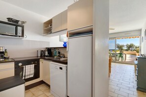 A kitchen with a dishwasher, oven, and a refrigerator. - Holiday Home “L'albatros Direct Beach Access 3” (Palavas-les-Flots)