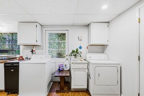 Private kitchen - Quiet & Peaceful Nature Walkout w/ Stocked Kitchen (Lynchburg)