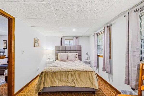 Room - Quiet & Peaceful Nature Walkout w/ Stocked Kitchen (Lynchburg)