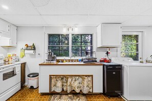 Private kitchen - Quiet & Peaceful Nature Walkout w/ Stocked Kitchen (Lynchburg)