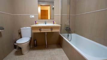 Habitación Confort con 2 camas individuales, balcón, vistas a la ciudad | Baño