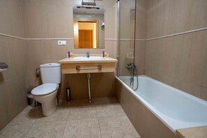 Habitación Confort con 2 camas individuales, balcón, vista a la ciudad | Baño