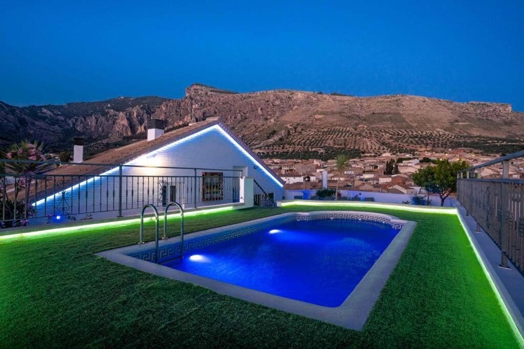 Una piscina al aire libre de temporada