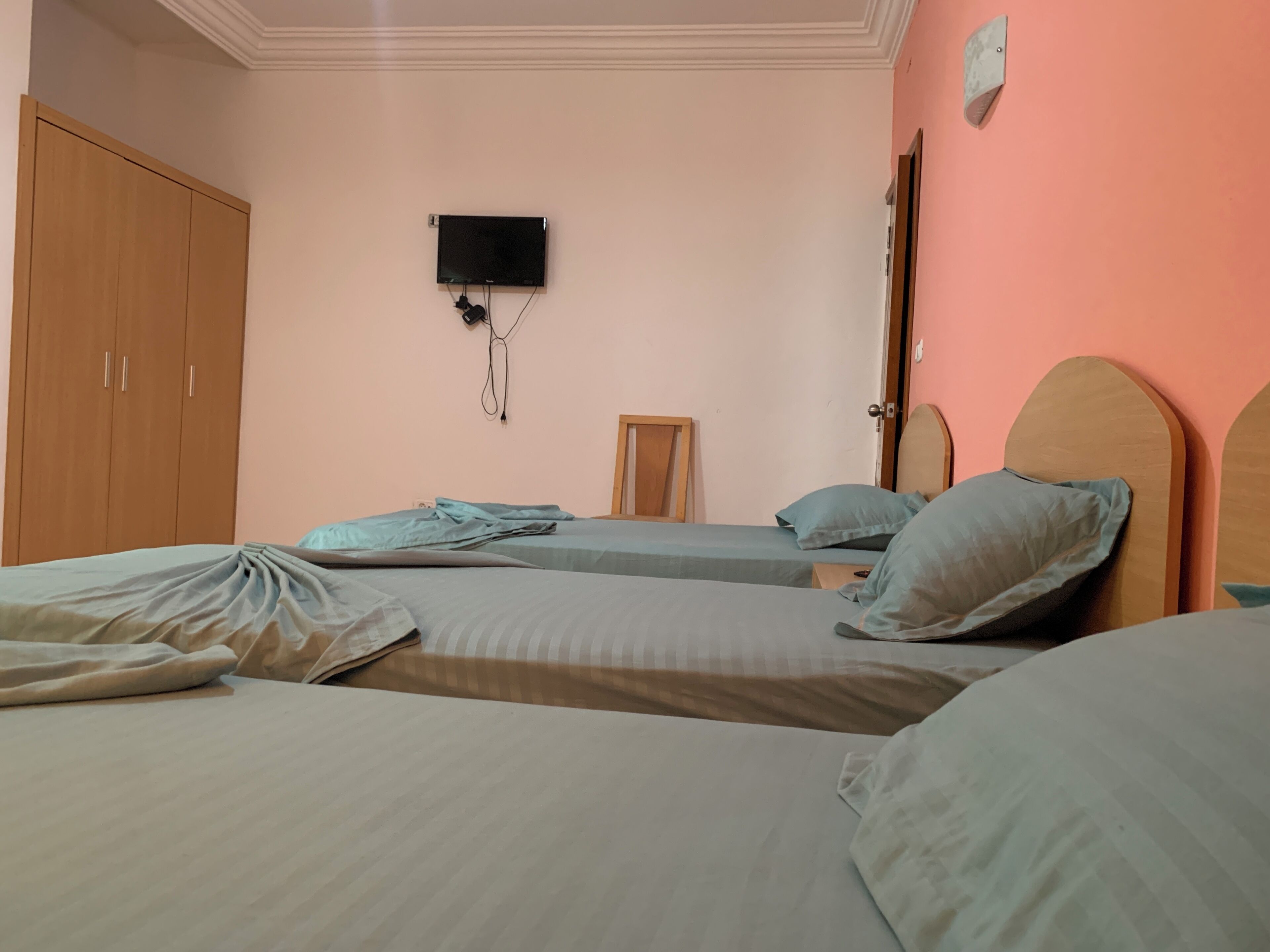 Classic Triple Room | Desk, laptop workspace, WiFi (free), bed sheets