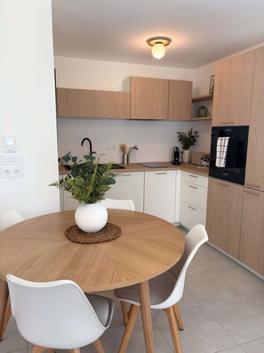Private kitchen - L'écrin - 4-Star Premium Two-Bedroom Apartment with Garden & Garage - Downtown (Aix-les-Bains)