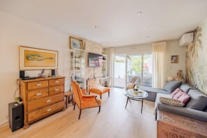 TV - Ground Floor of a Villa in Toulon - Private Pool (Toulon)