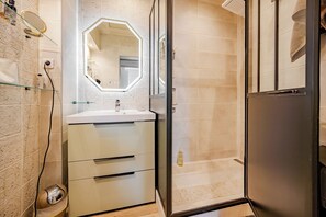 Hair dryer, towels, soap, shampoo - Ground Floor of a Villa in Toulon - Private Pool (Toulon)