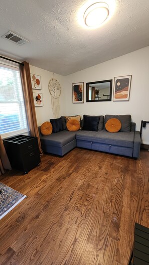 Smart TV - Chic Bungalow in East Atlanta (Atlanta)