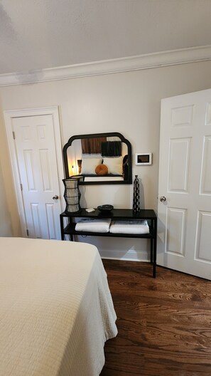 3 bedrooms, iron/ironing board, WiFi, bed sheets - Chic Bungalow in East Atlanta (Atlanta)