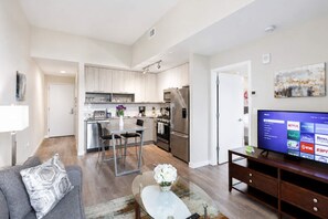 Eine moderne Wohnung mit Küche, Essbereich und Wohnzimmer.