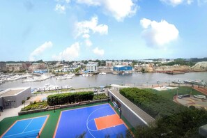 A basketball court with a view of a marina and buildings in the background. - Stamford Waterfront Retreat (Stamford, CT)