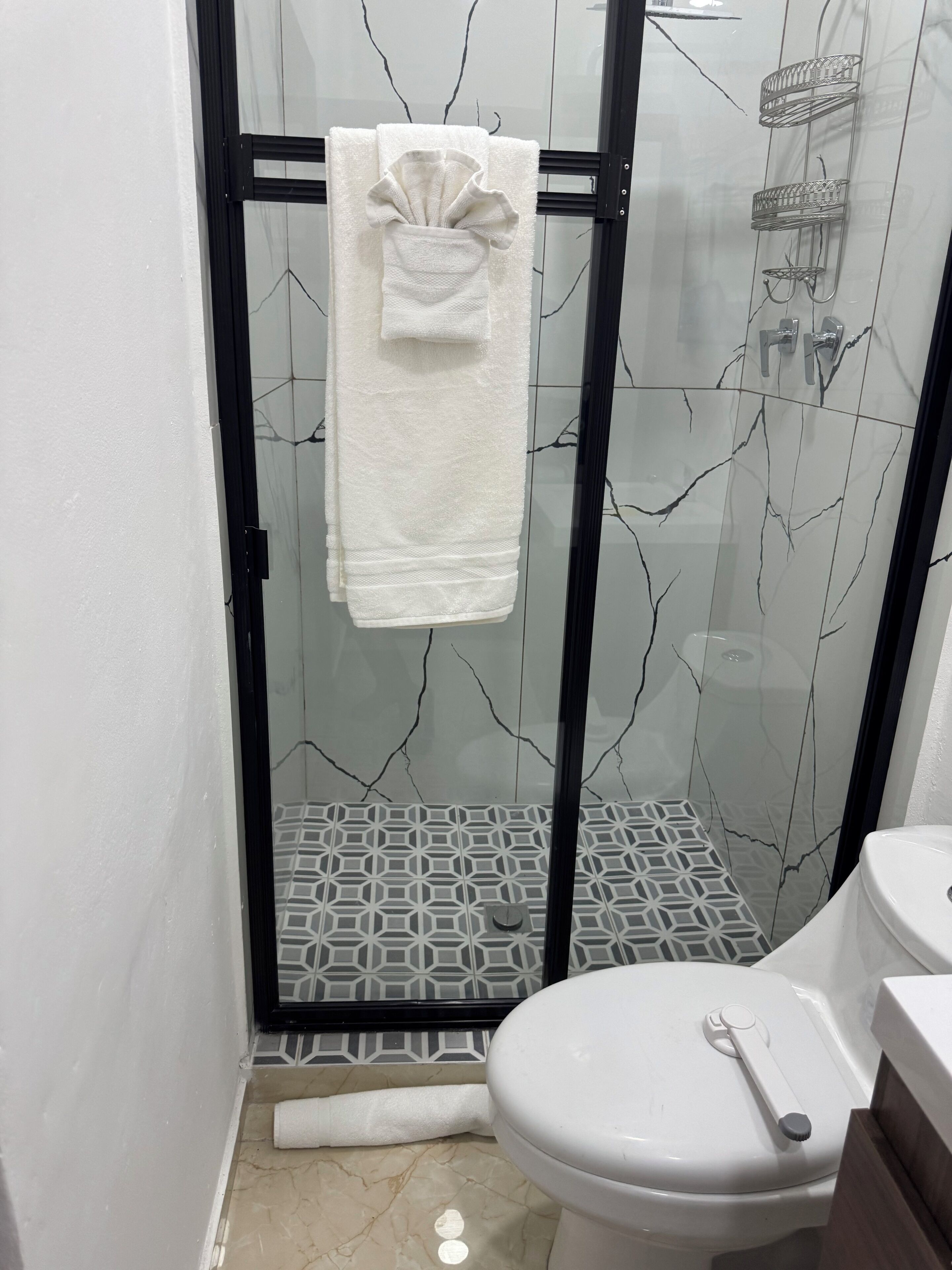 Haartrockner, Handtücher, Seife, Toilettenpapier