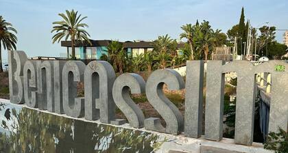 Elegant Townhouse 4 Bedrooms | Sleeps 8 | Walk to Beach, Shops & Restaurants