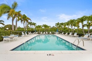 Una piscina al aire libre, una piscina climatizada